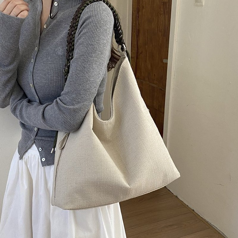 حقيبة نسائية كريمية اللون بتصم - مراجعة Hobo Bag Slouchy وسعره